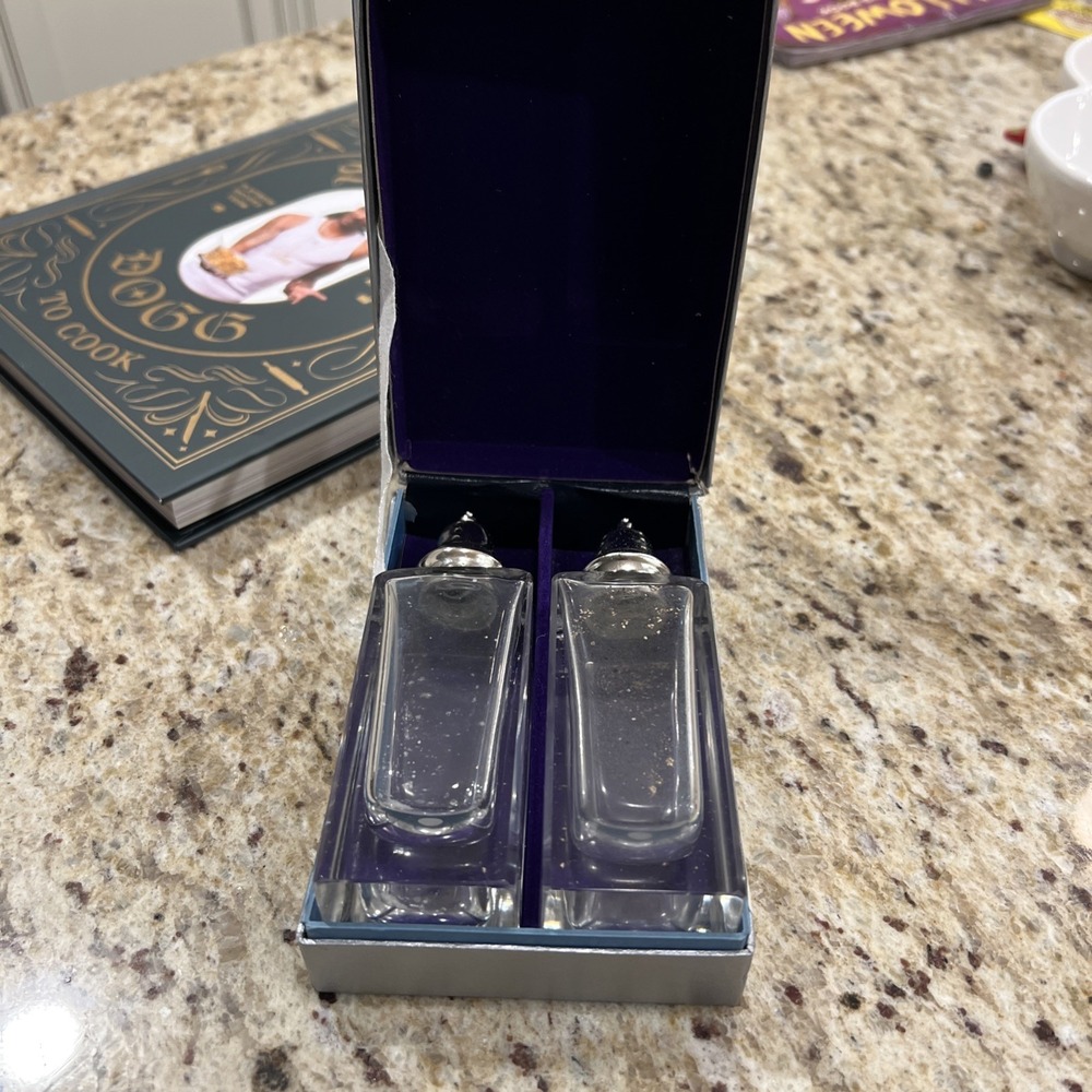Oneida W.M.A Rogers Oneida Silversmiths Salt & Pepper Shakers Set of 2 - JAPAN
